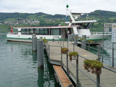 Ausflug mit Panoramablick auf Berge, See und ... in eine Schoggiwelt