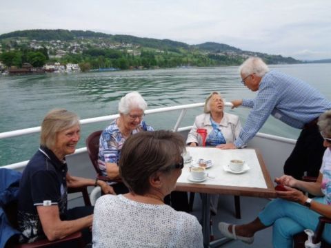 Ausflug mit Panoramablick auf Berge, See und ... in eine Schoggiwelt