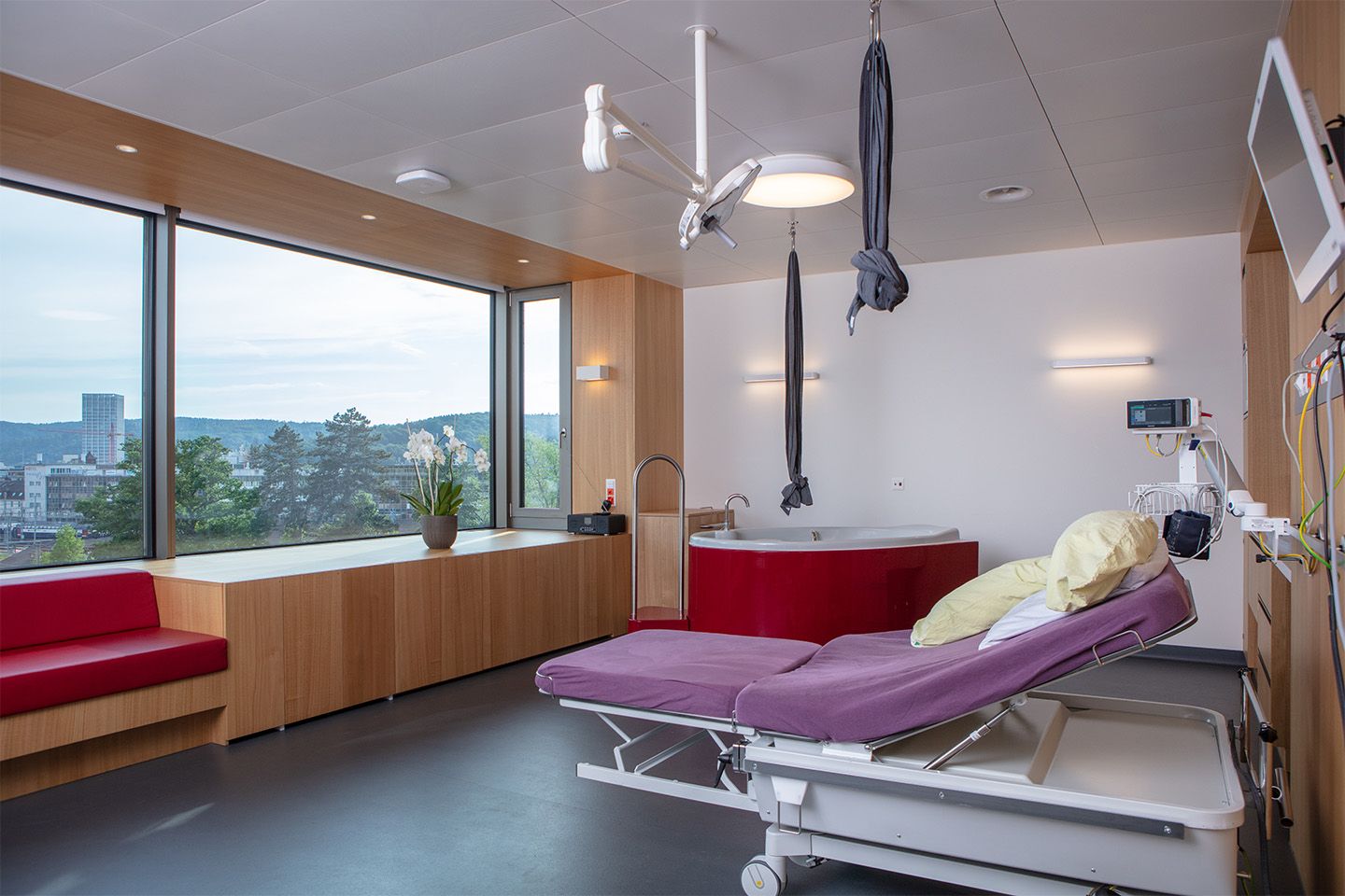 Gebärzimmer mit Badewanne