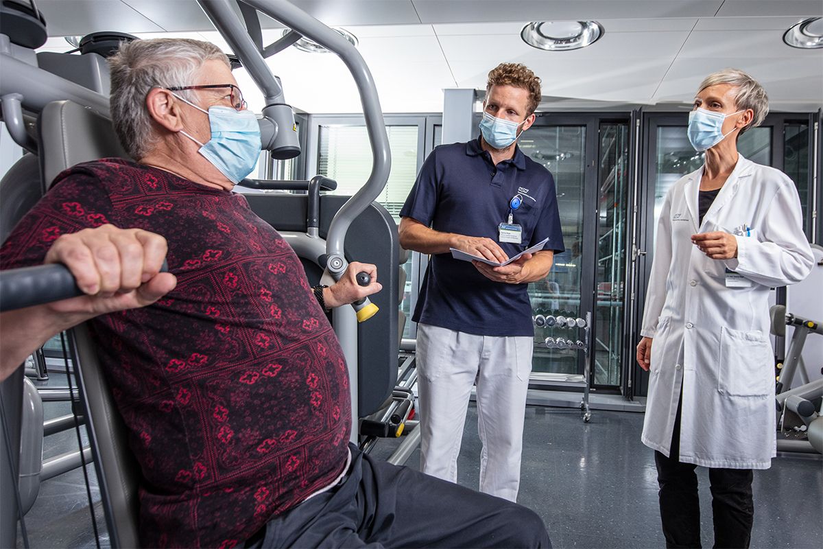 Frank B. beim Gerätetraining während der Pneumo-Reha am Institut für Therapien und Rehabilitation