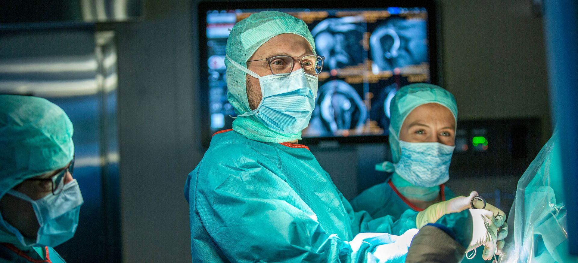 Auf höchstem Niveau operieren: Chirurginnen und Chirurgen bei einem Eingriff | KSW Storys