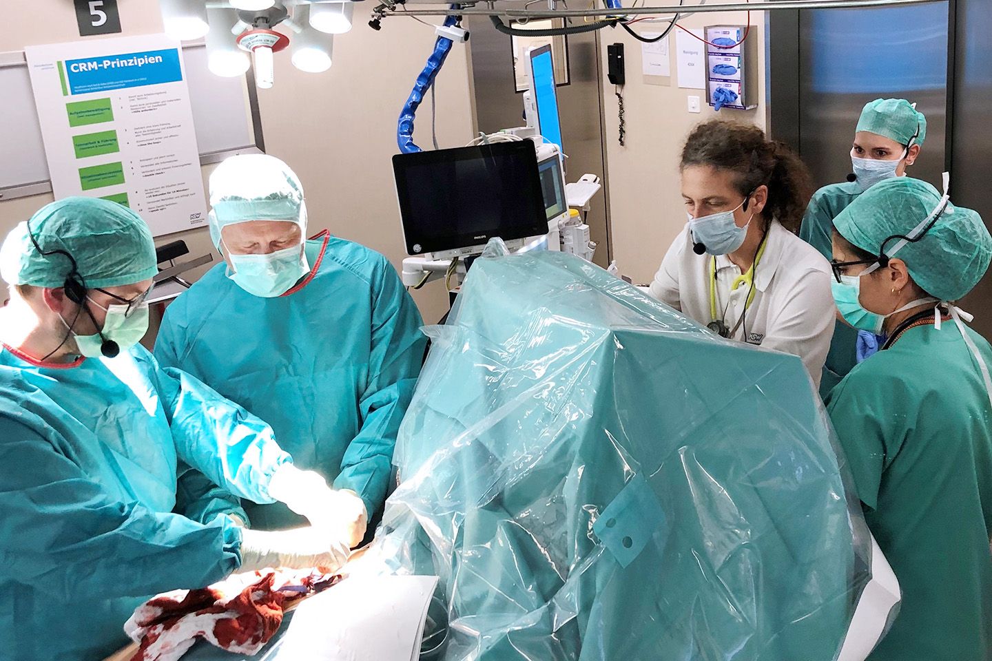 Das Ortho- und Trauma-Team simuliert eine Notfallsituation im Operationssaal.