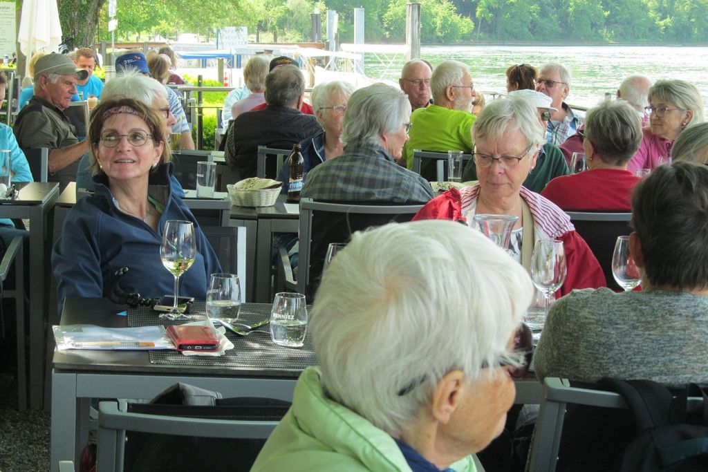 Die KSW-Pensionierten sitzen gemeinsam beim Mittagessen während einem Ausflug.