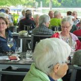 Die KSW-Pensionierten sitzen gemeinsam beim Mittagessen während einem Ausflug.