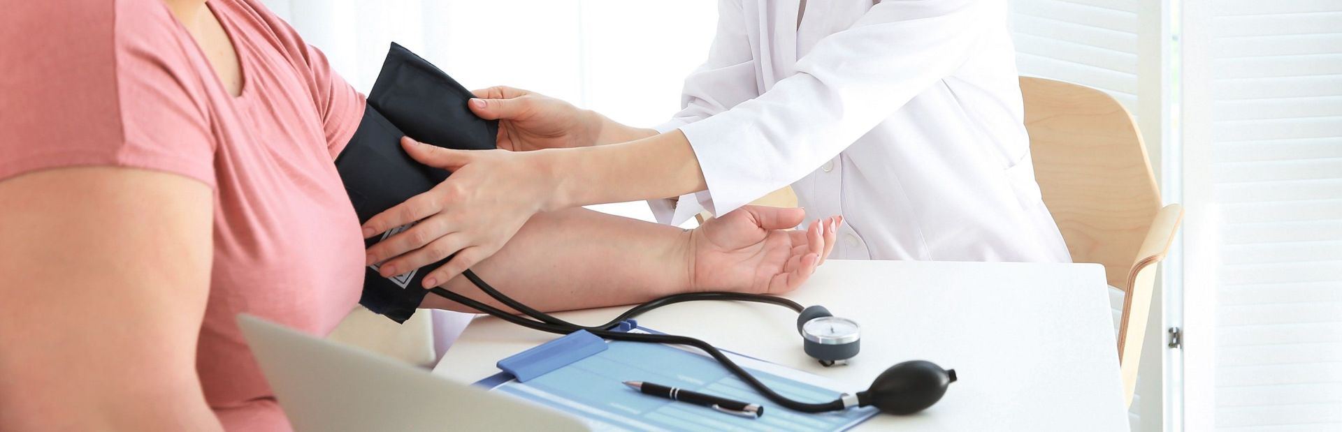 Eine Ärztin misst den Blutdruck einer Patientin am Adipositas-Zentrum
