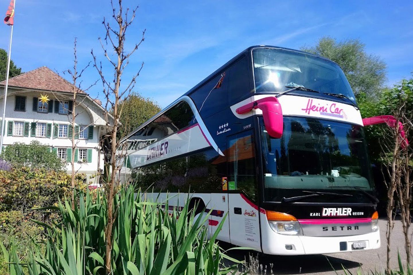 Der doppelstöckige Reisebus steht für die KSW-Pensionierten bereit. 