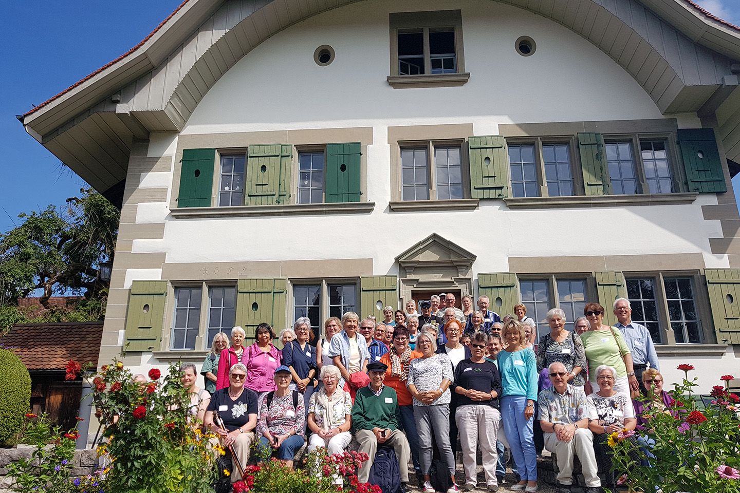 Ein Gruppenbild der KSW-Pensionierten vor dem Gotthelf-Museum.