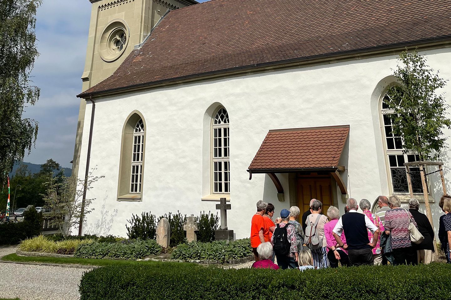 Die Reisegruppe versammelt sich vor der Kirche.