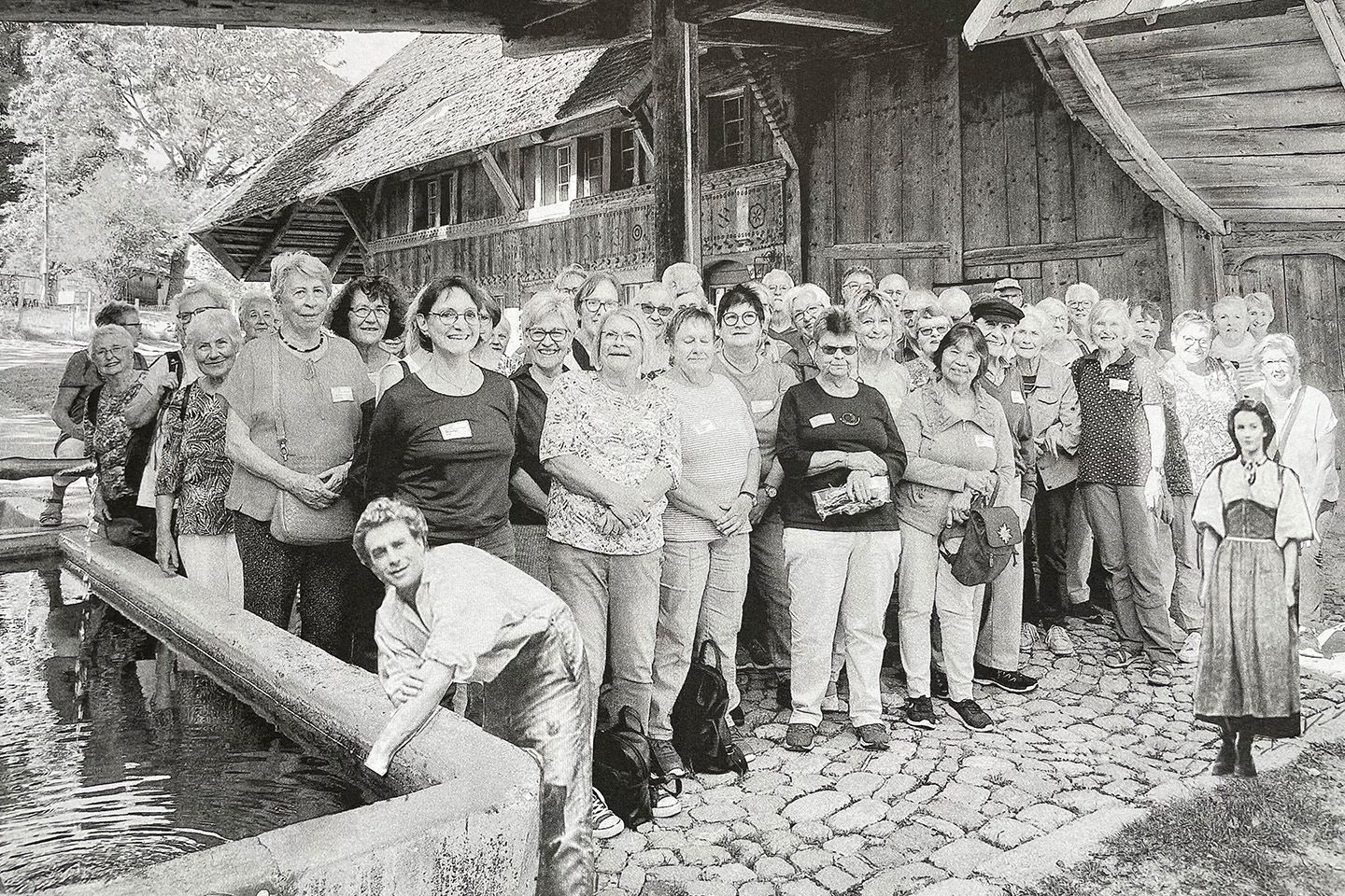 Gruppenbild vor dem Brunnen auf dem Glunggenhof.