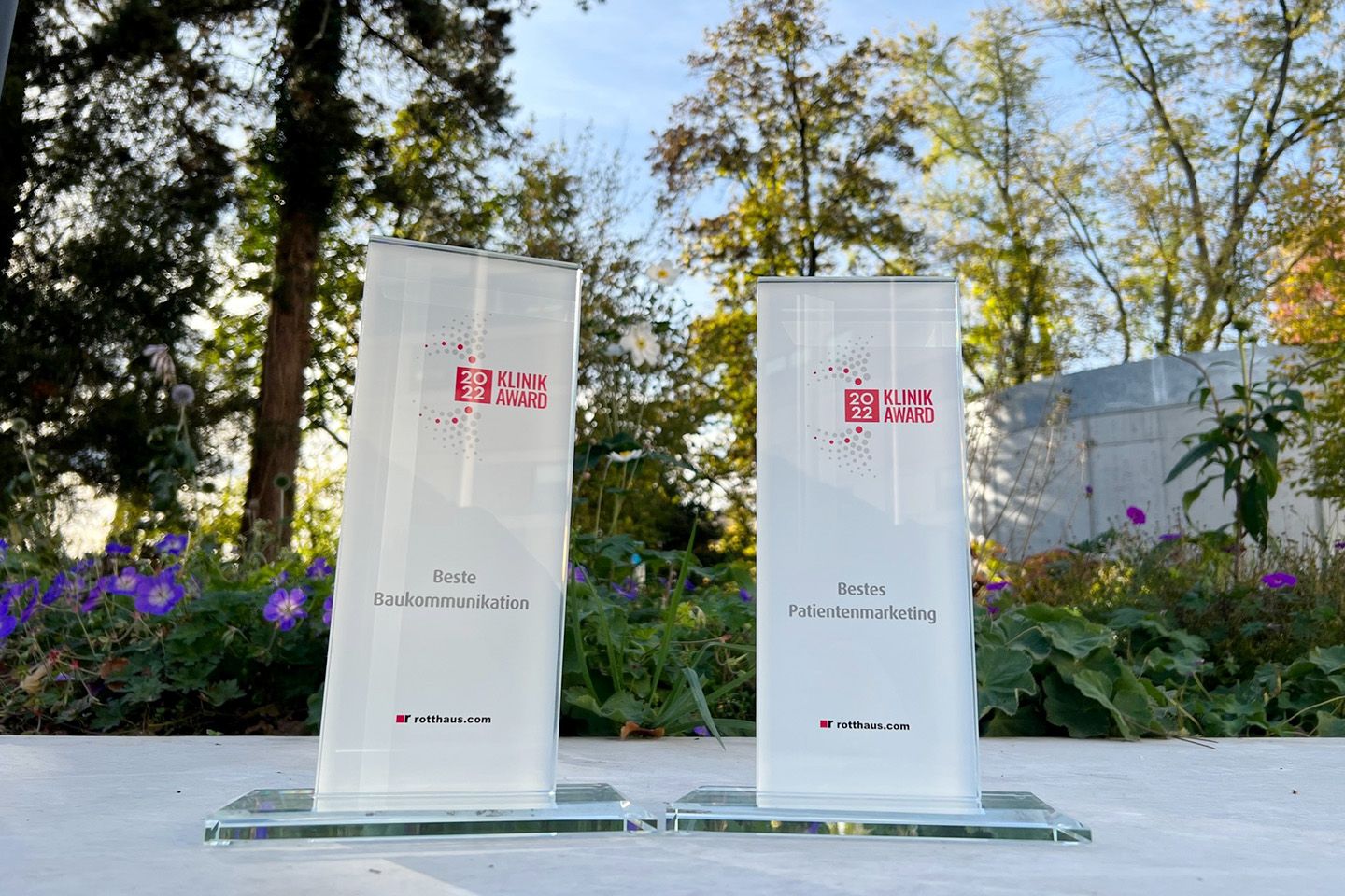 Die beiden KlinikAwards für beste Baukommunikation und bestes Patientenmarketing.